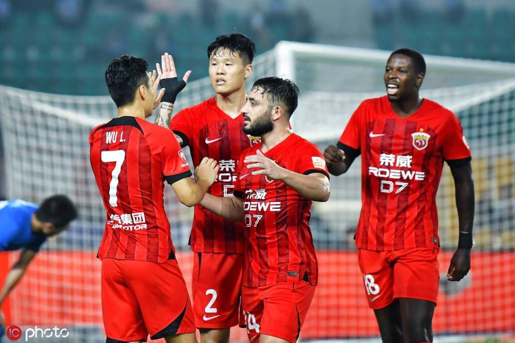 但与此同时热刺也遭遇了大面积的伤病，他们可能会提前召回雷吉隆，尽管乌多吉已经站稳了左后卫的位置。